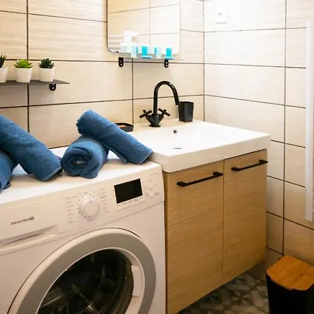 2 Pieces Avec Patio Dans Le Centre De