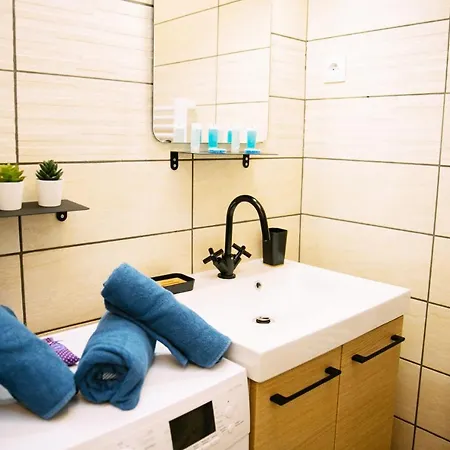 2 Pieces Avec Patio Dans Le Centre De Toulon