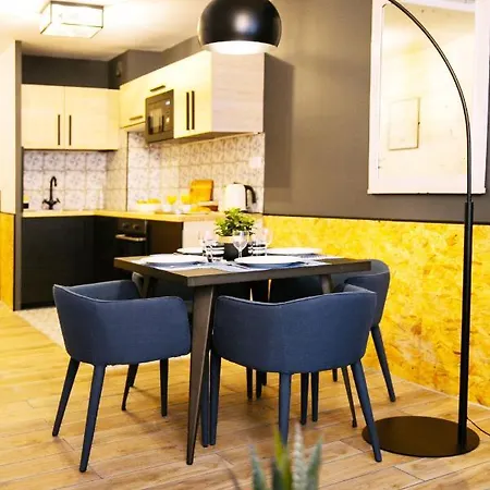 2 Pieces Avec Patio Dans Le Centre De *