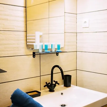 2 Pieces Avec Patio Dans Le Centre De