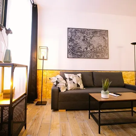 Appartement 2 Pieces Avec Patio Dans Le Centre De